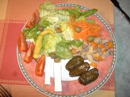  Die Salatplatte bietet die Früchte des Lebens, hier hast du den Salat, bloß die Früchte suchst du vergebens,    